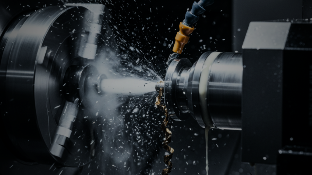 Bohren eines Werkstücks in einer CNC-Drehmaschine mit Kühlschmierstoff