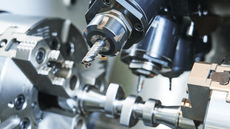 Fräswerkzeug im Eingriff als Beispiel für Probleme in der Zerspanung