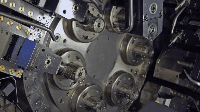 Prozesswissen vs Maschinenwissen im Innenraum einer CNC-Drehmaschine