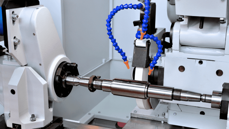 stabile Prozesse in der Zerspanung an einer Schleifmaschine