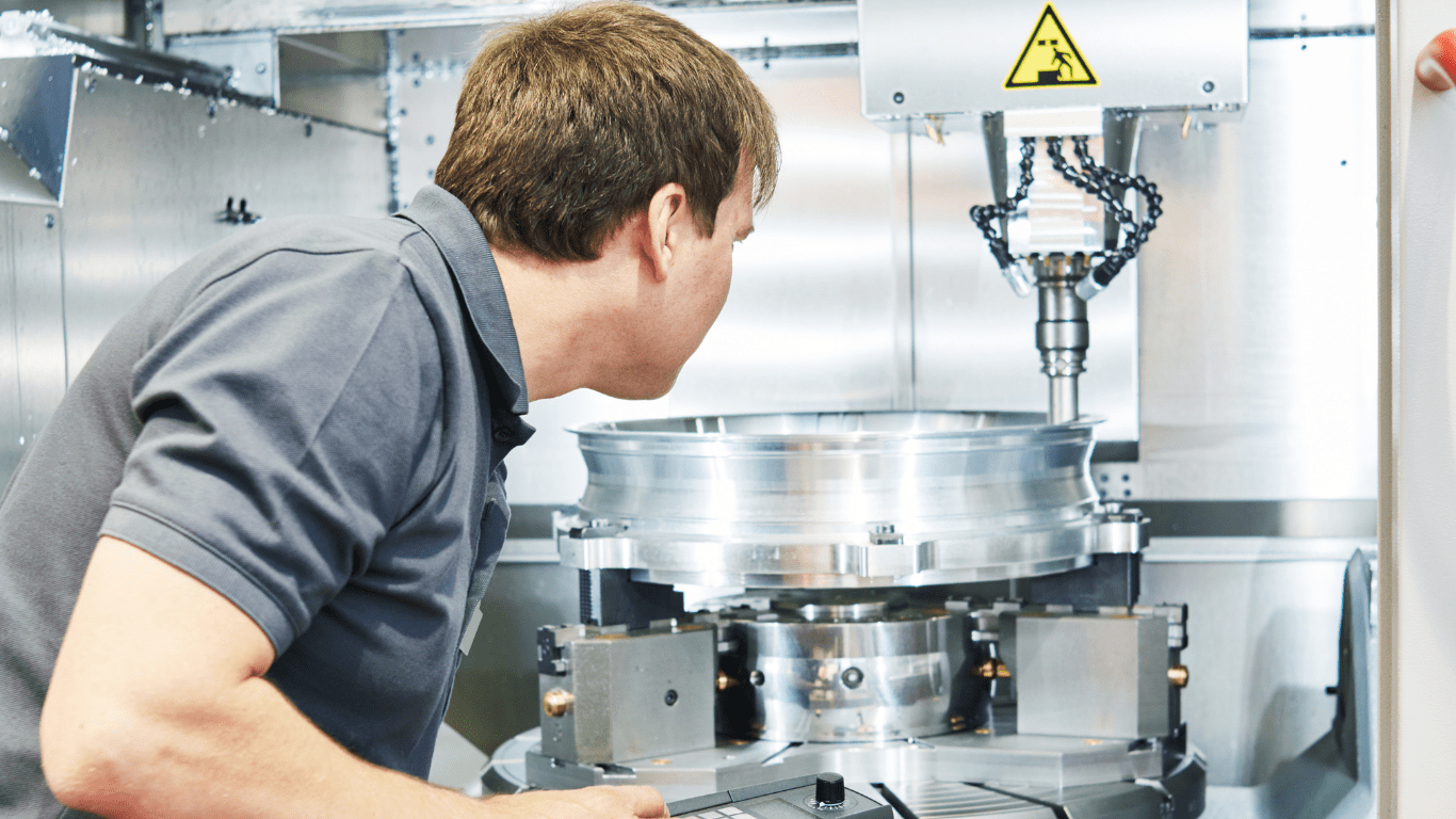 Fachmann analysiert Schnittkräfte während der Bearbeitung eines Werkstücks an einer CNC-Maschine.