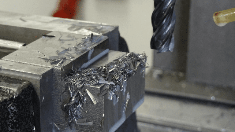 Nahaufnahme Fräsprozess zur Analyse der Tragfähigkeit, um Ausschuss vermeiden zu können.