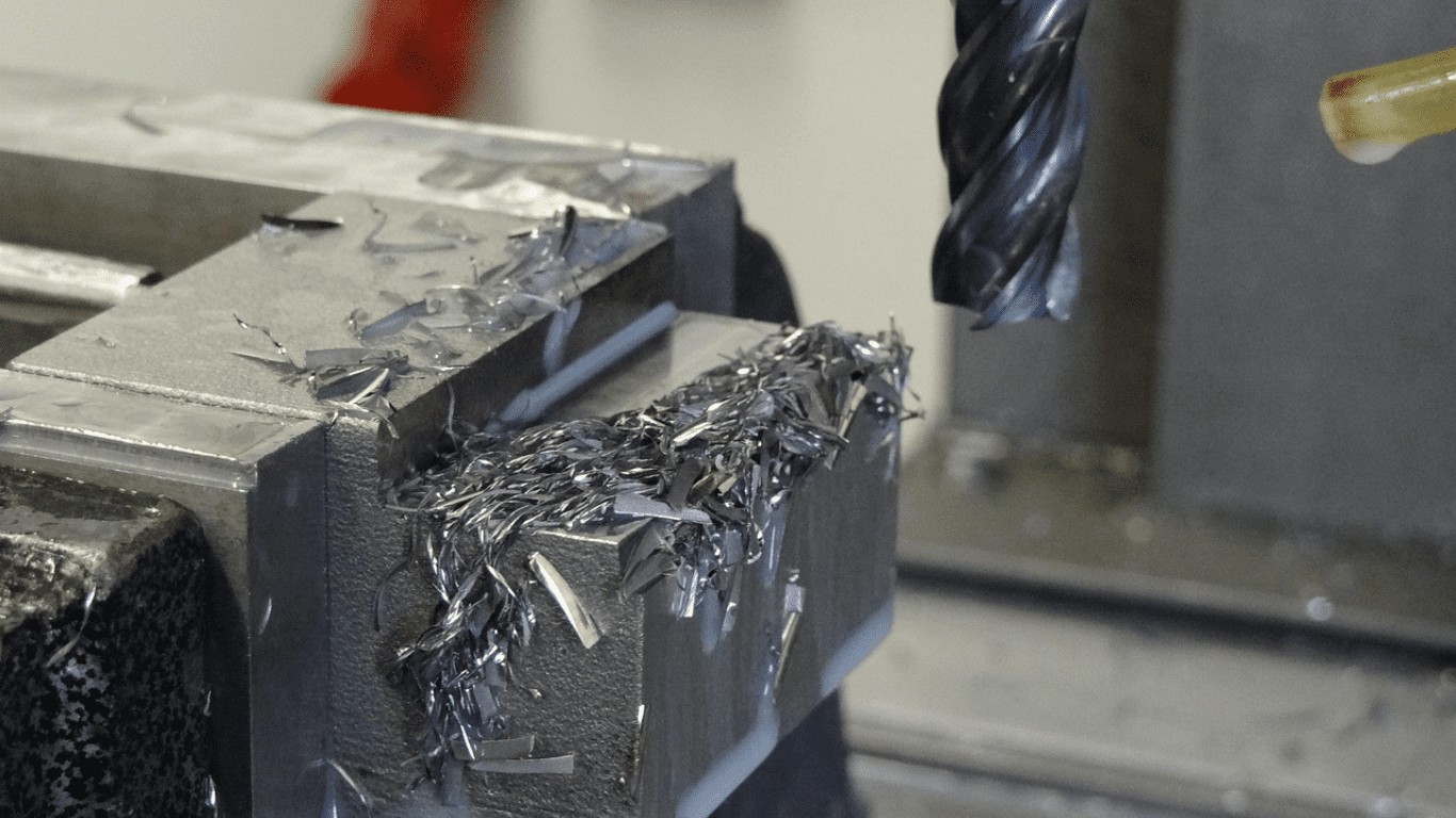 Nahaufnahme Fräsprozess zur Analyse der Tragfähigkeit, um Ausschuss vermeiden zu können.