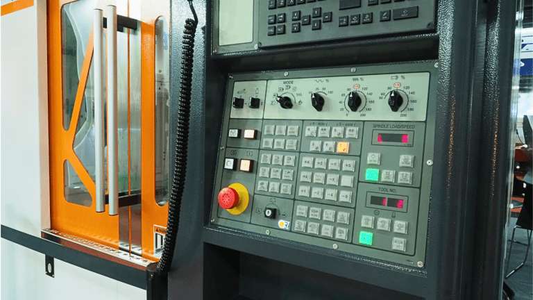 Ungeplante Unterbrechung an einer CNC-Maschine visualisiert durch das Bedienpanel.