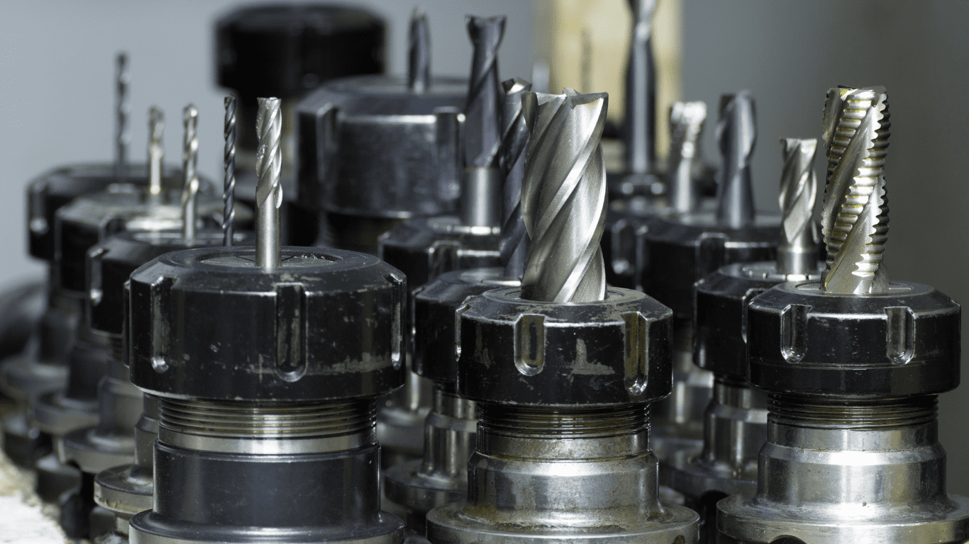 Werkzeugkosten Zerspanung: Fräser in Werkzeugaufnahmen in der CNC-Fertigung