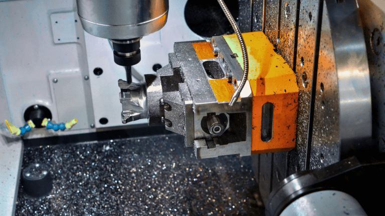 Gute Teile schlechte Arbeit: CNC Fräser bearbeitet Werkstück – gutes Teil trotz möglicher instabiler Prozessbedingungen